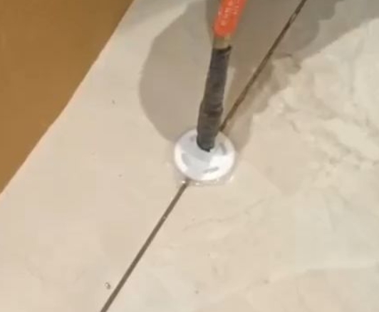 万全瓷砖空鼓维修公司专业解答瓷砖在铺贴过程中，如果没有涂抹均匀到位的粘结材料（如水泥砂浆或瓷砖胶），可能会导致以下问题