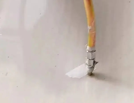 万全瓷砖空鼓维修公司专业解答在瓷砖铺贴过程中，如果使用的砂料过粗（如全部使用了粗砂），可能会导致以下问题